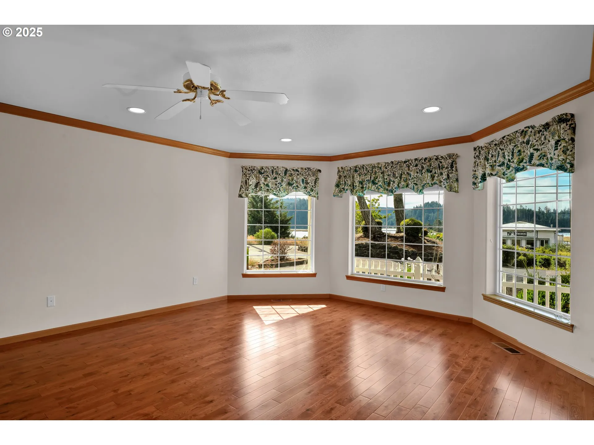 Living Room-Ceiling Fan