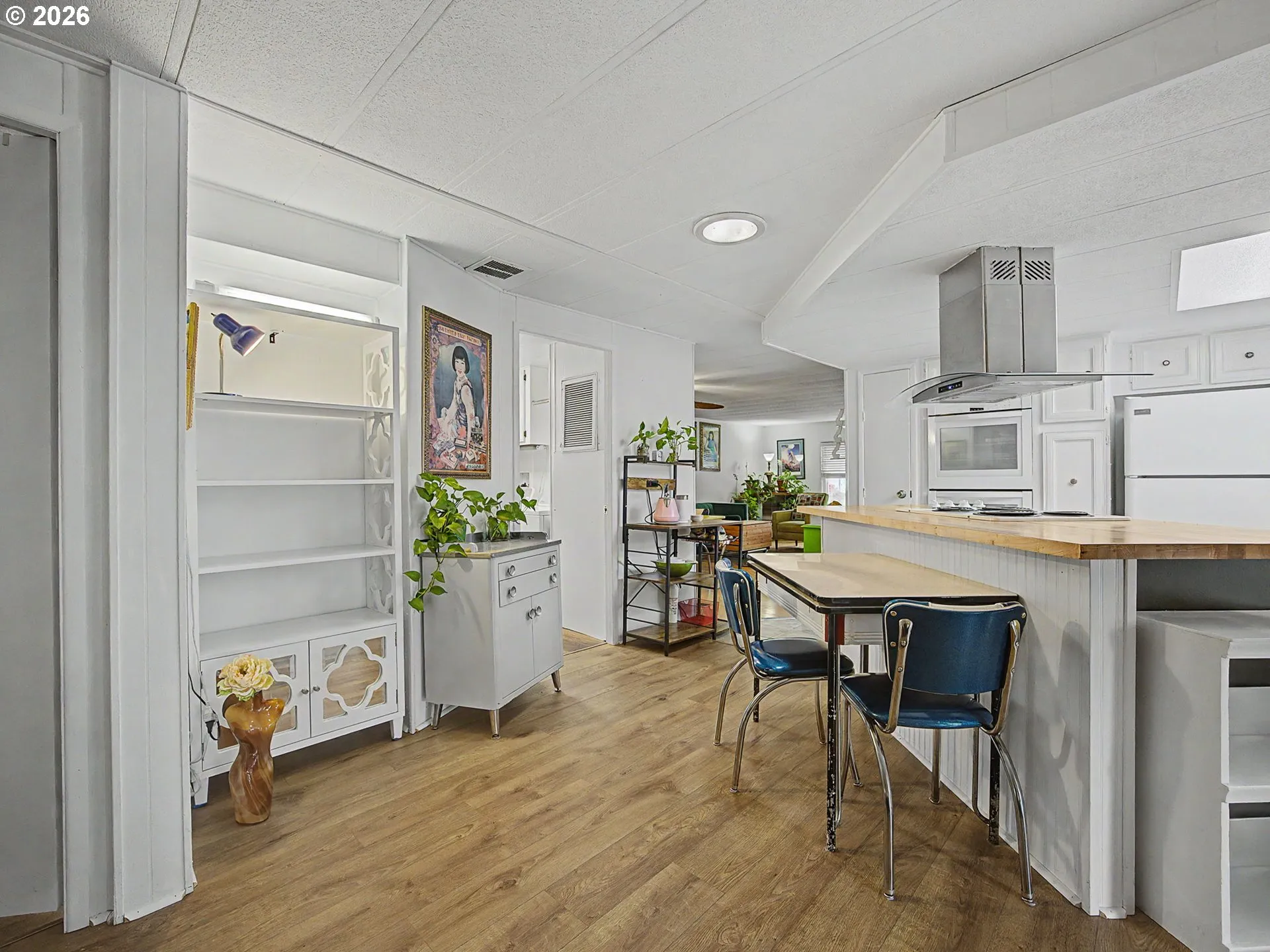 Kitchen-Breakfast Bar