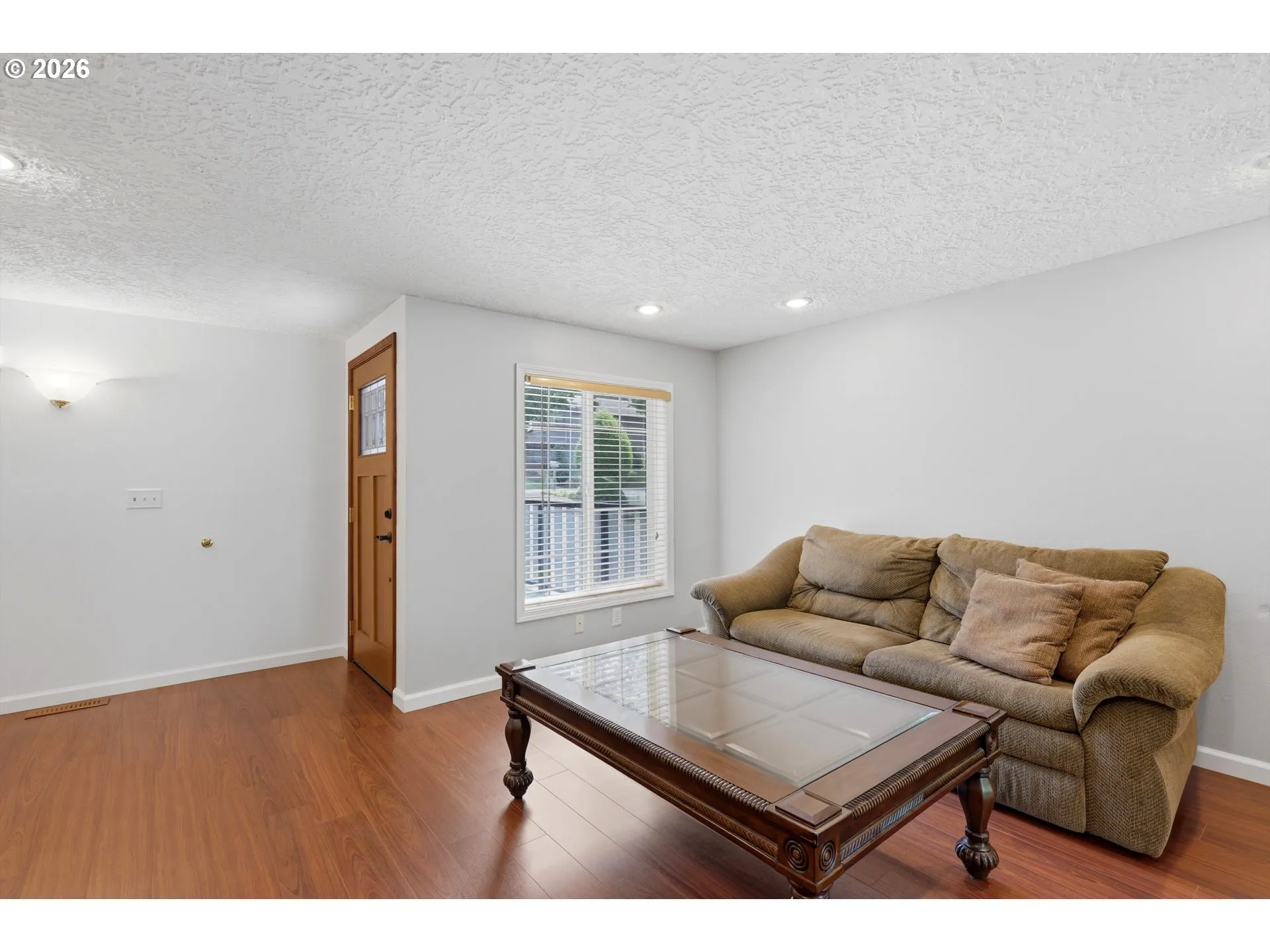 Living Room/Entrance