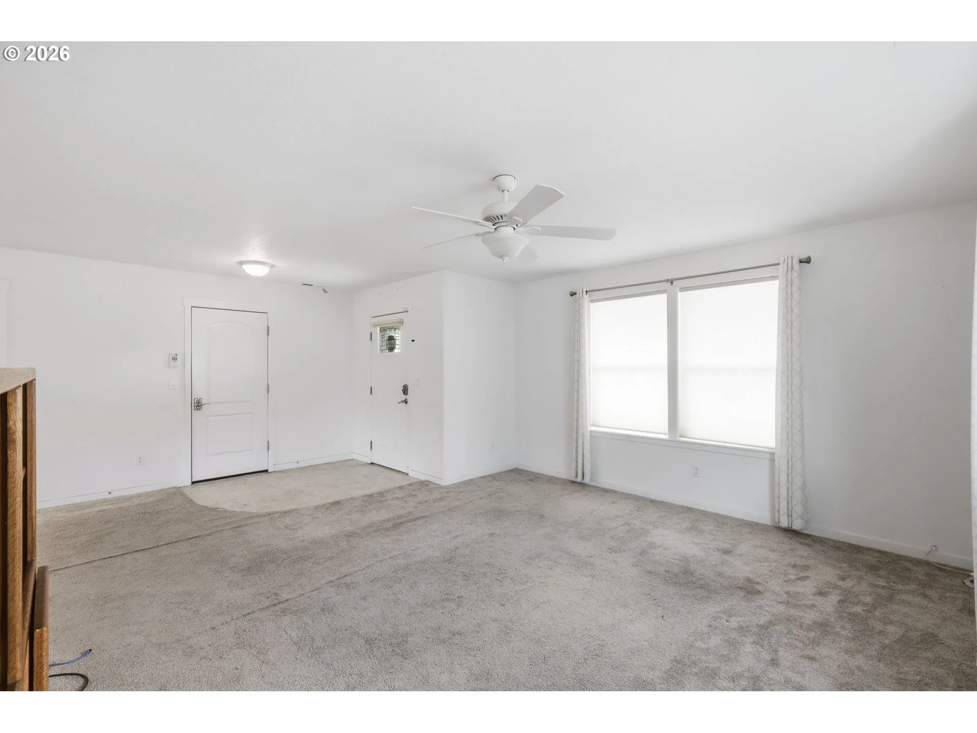 Living Room/Entrance