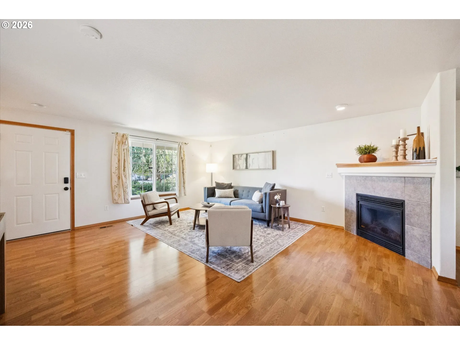 Living Room/Entrance