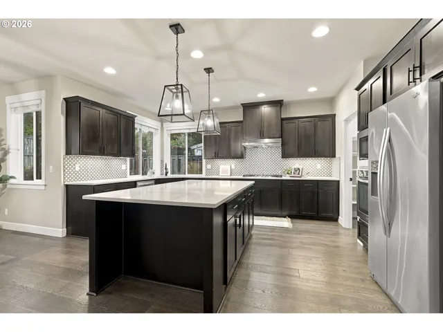 Kitchen-Breakfast Bar