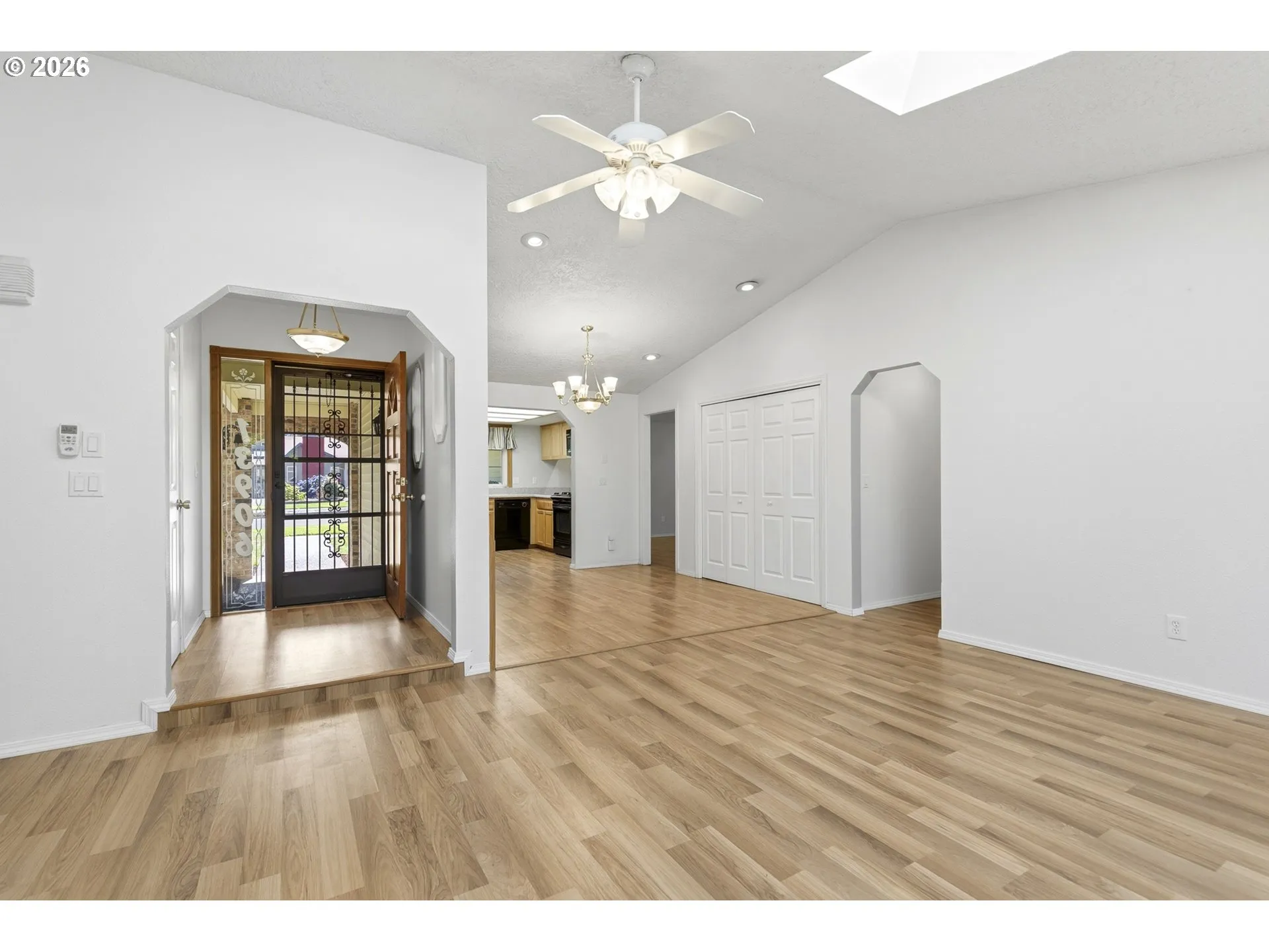 Living Room/Entrance