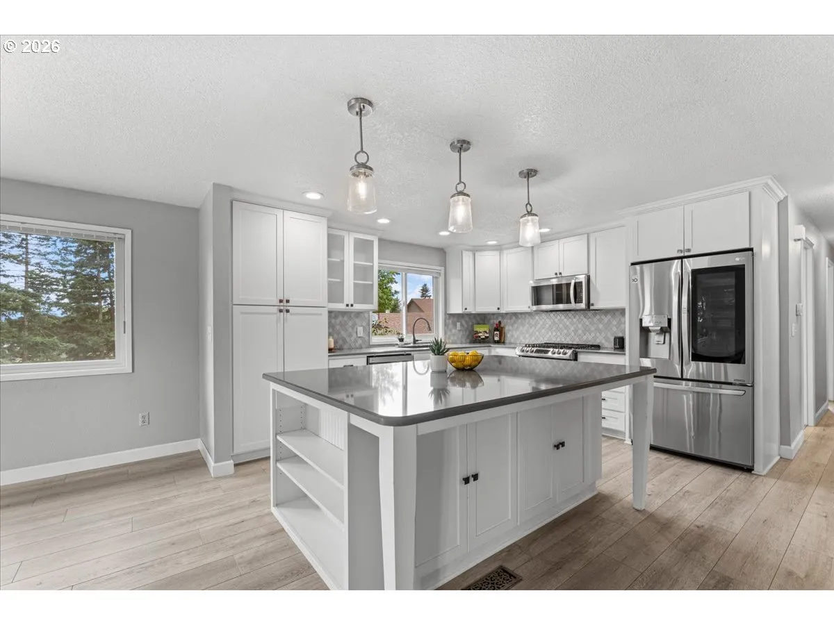 Kitchen-Breakfast Bar