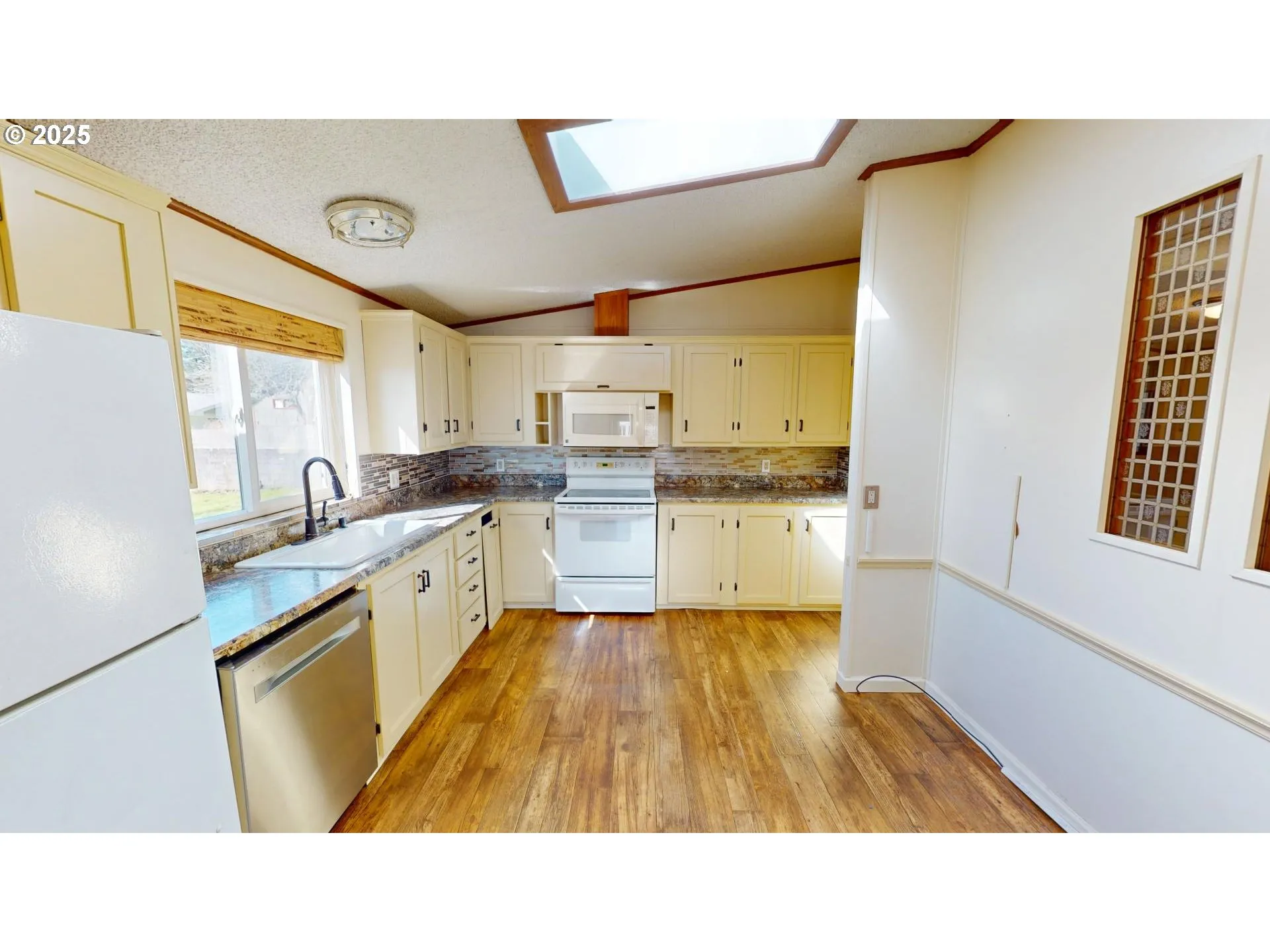 Kitchen-Eating Area