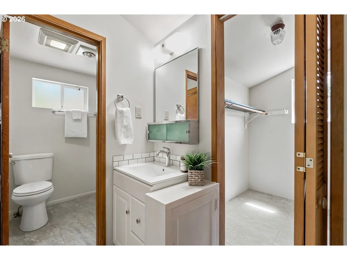 Bathroom, Attached-Walk-In Closet