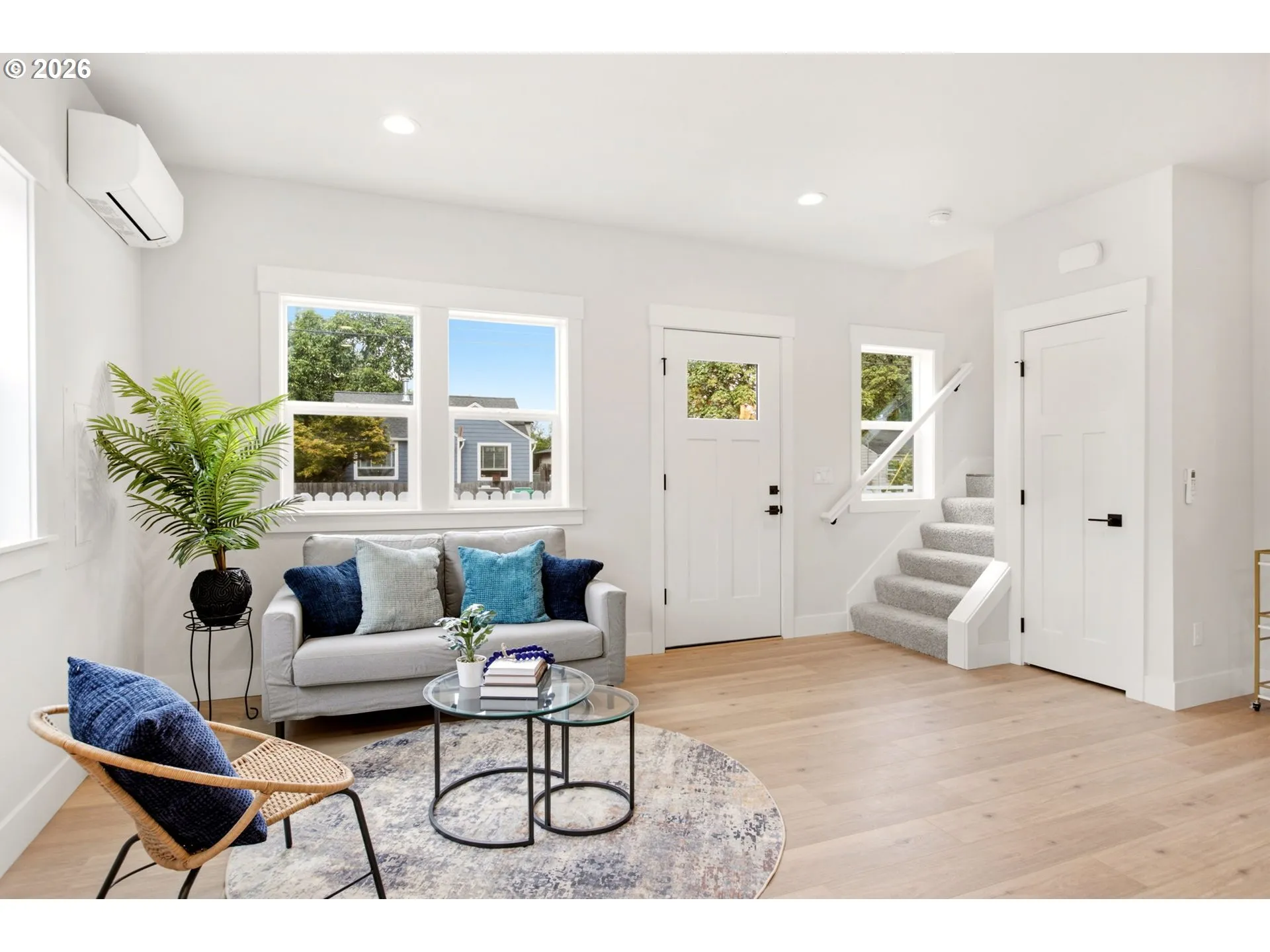 Living Room/Entrance