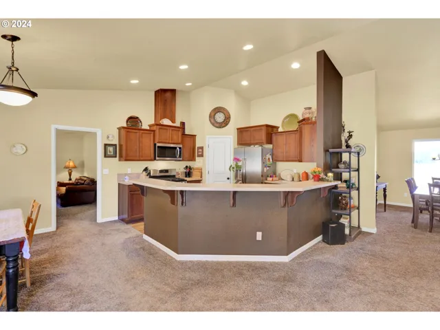 Kitchen-Breakfast Bar