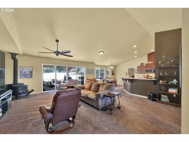 Living Room-Vaulted Ceilings