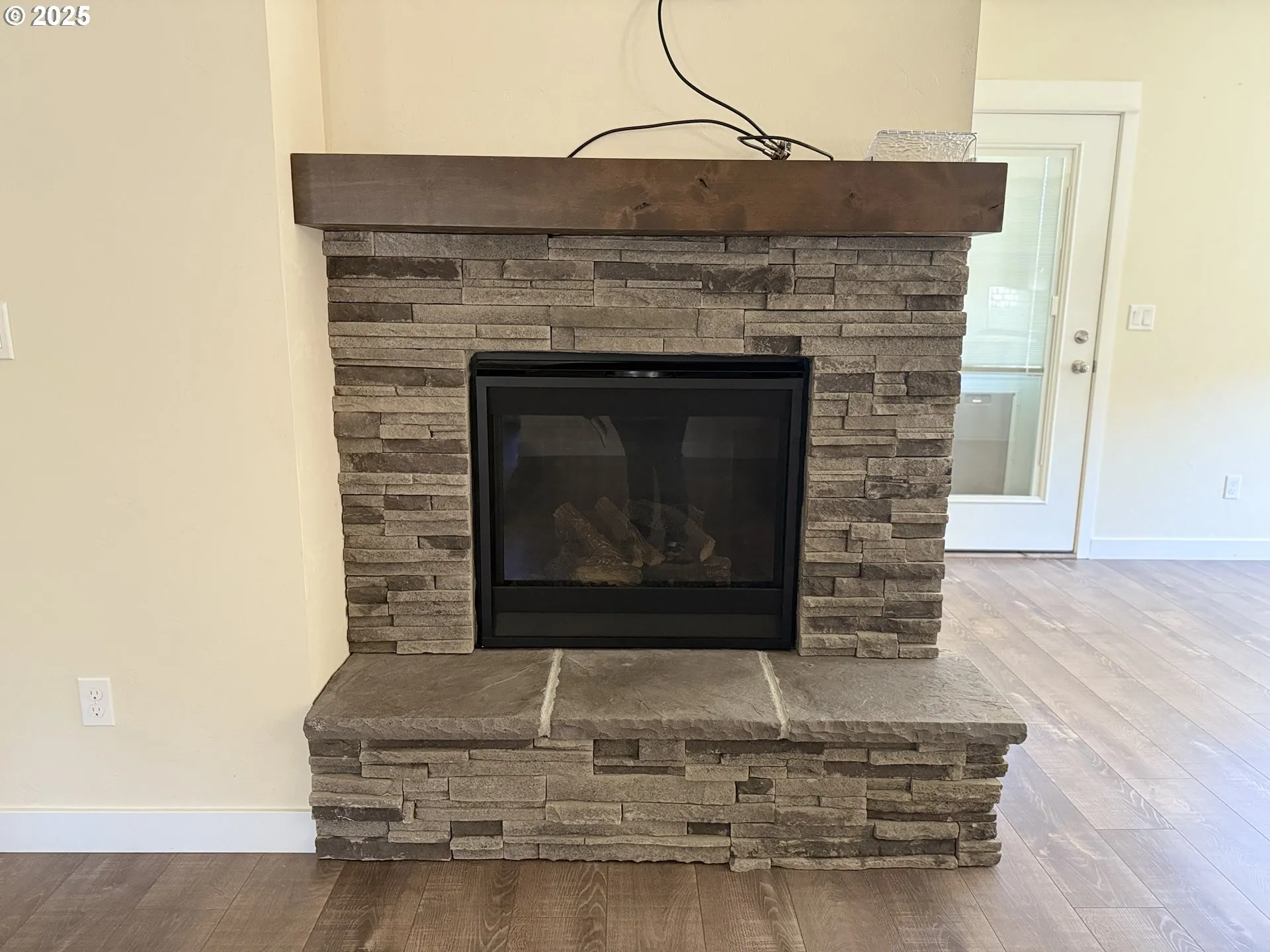 Living Room-Fireplace