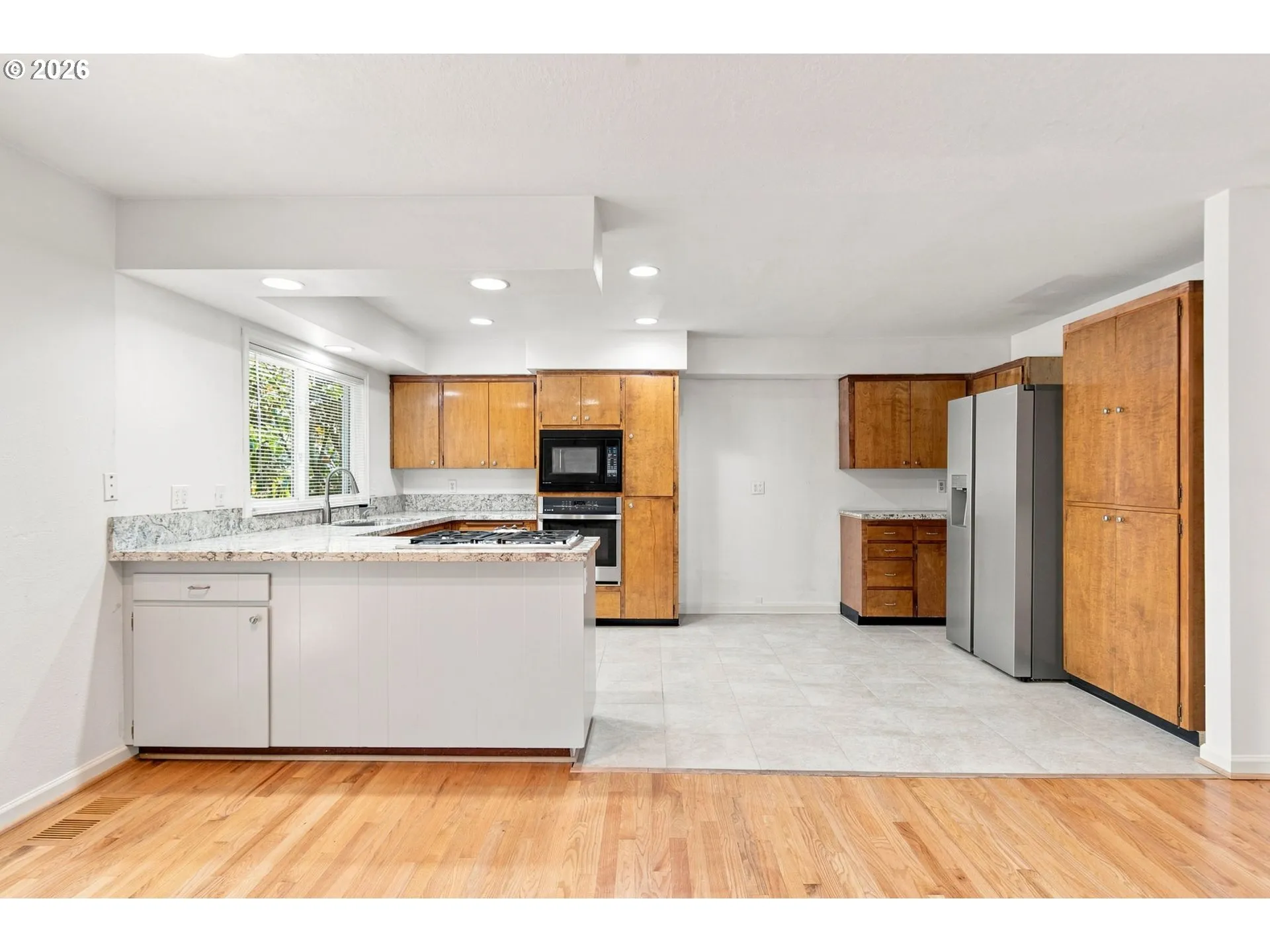 Kitchen-Breakfast Bar