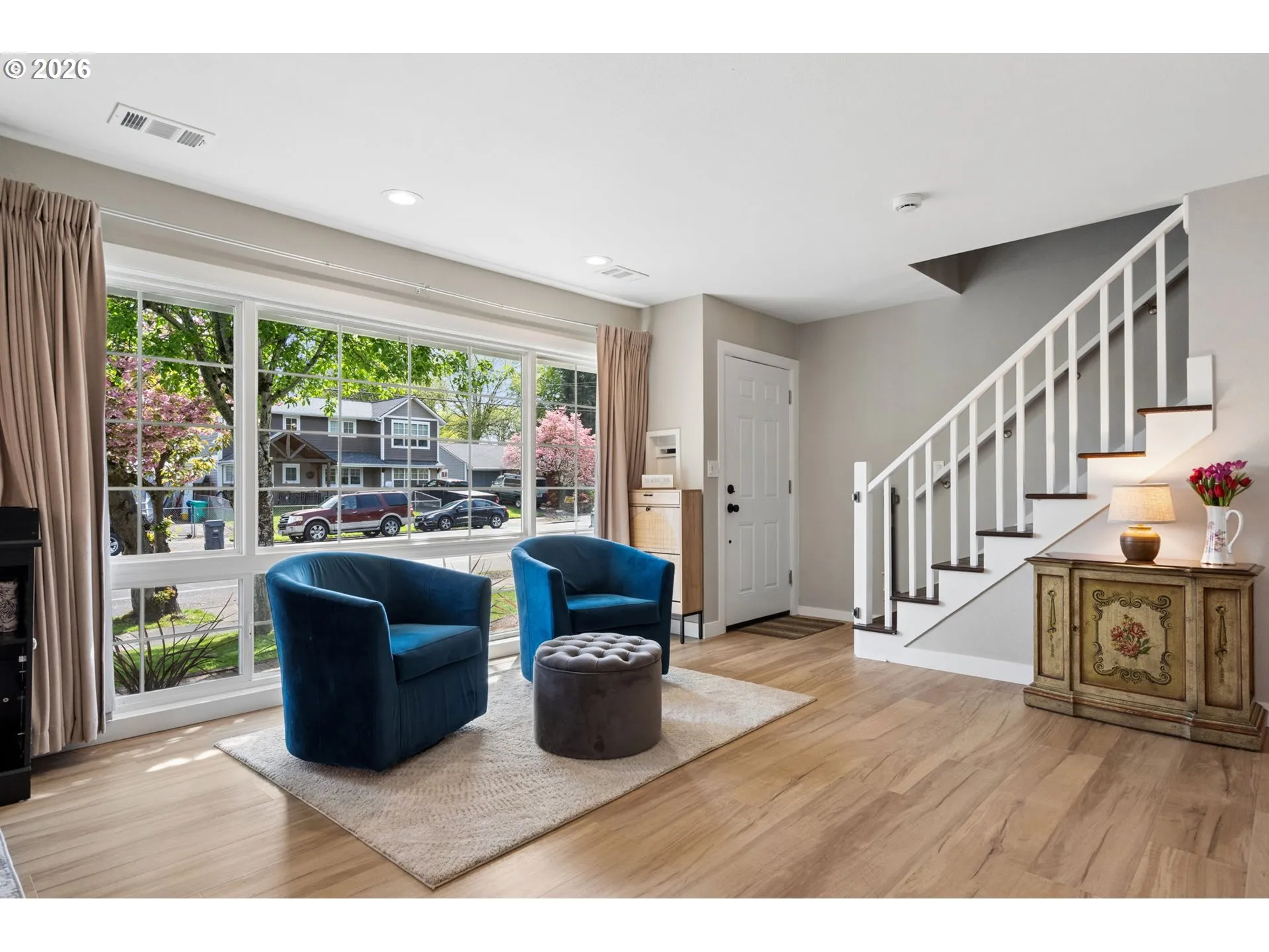 Living Room/Entrance
