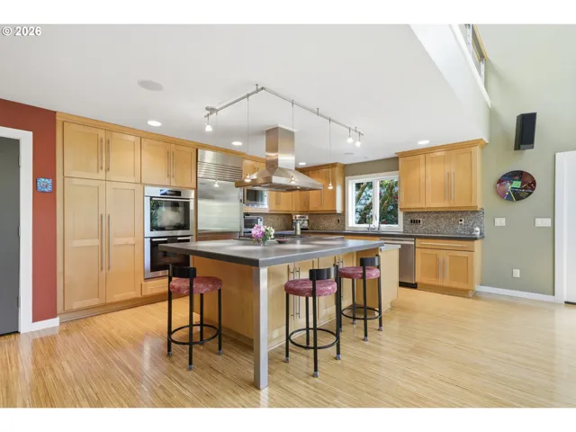 Kitchen-Breakfast Bar