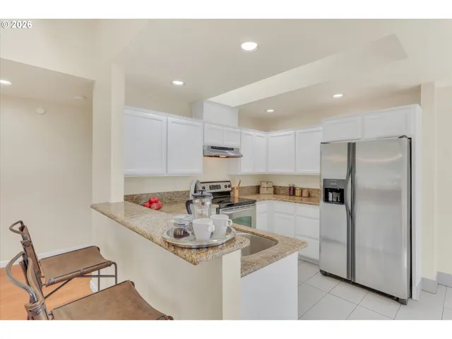 Kitchen-Breakfast Bar