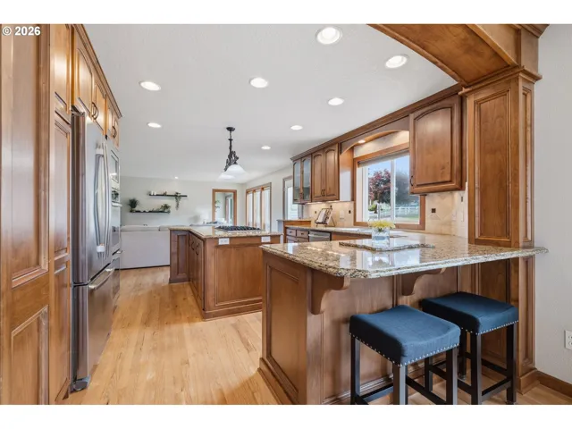Kitchen-Breakfast Bar