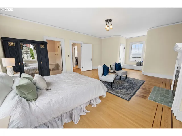 Bedroom, Primary
