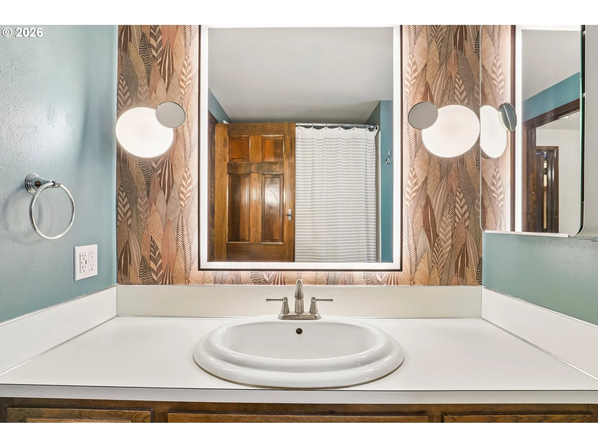 Bathroom, Continental-Upper
