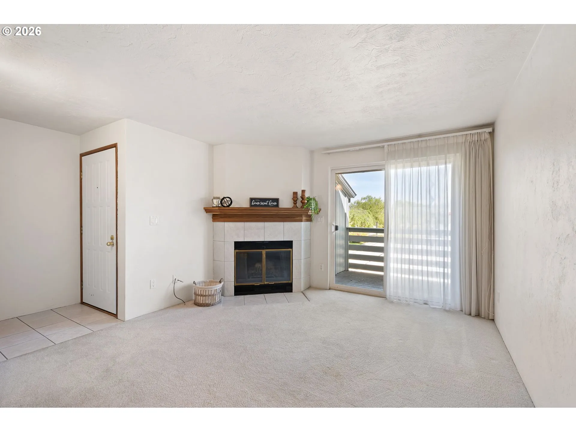 Living Room/Entrance