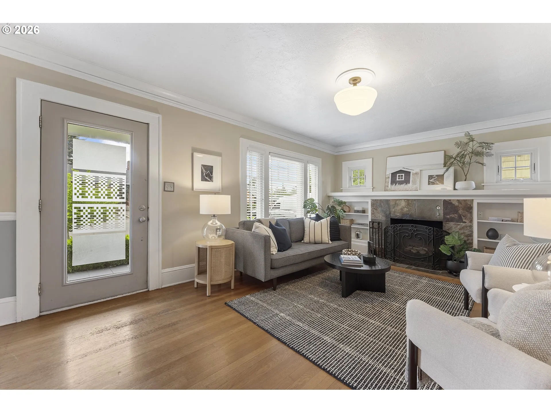 Living Room/Entrance