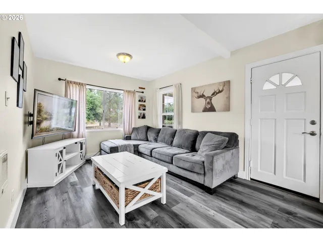 Living Room/Entrance