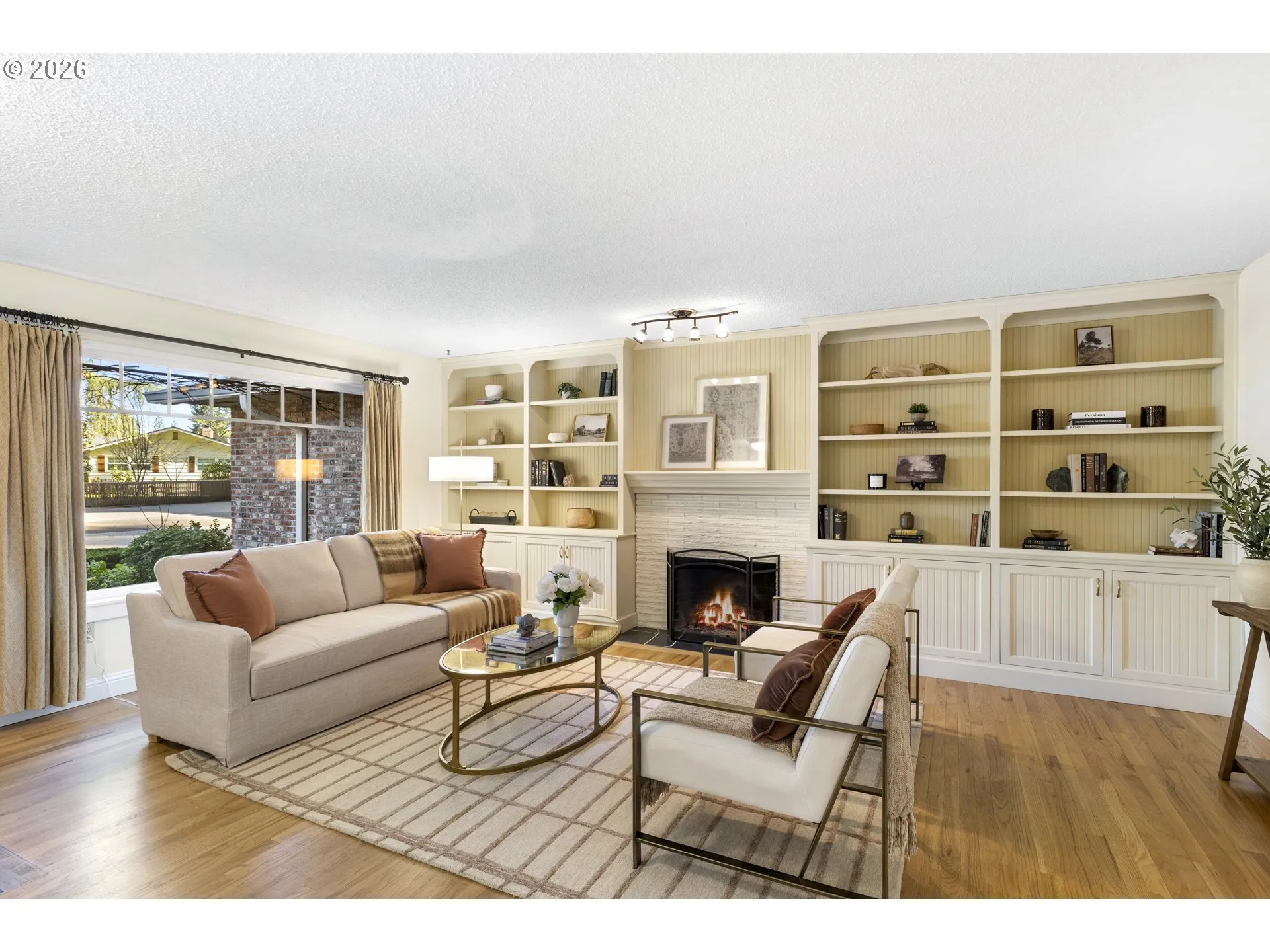 Living Room/Entrance