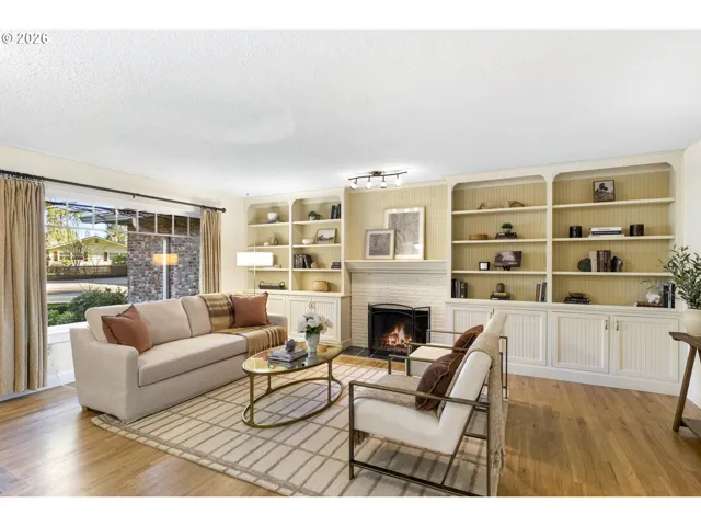 Living Room/Entrance