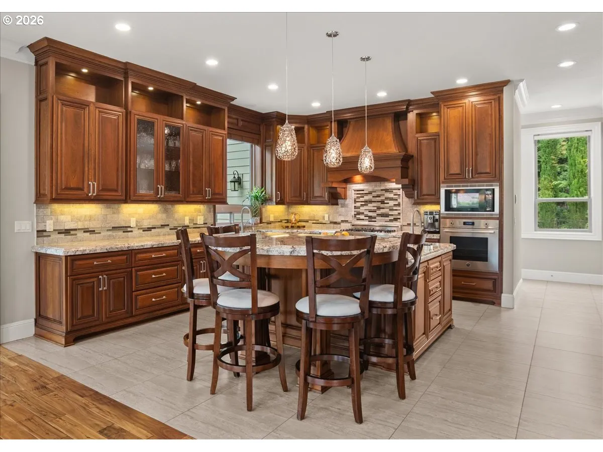 Kitchen-Breakfast Bar