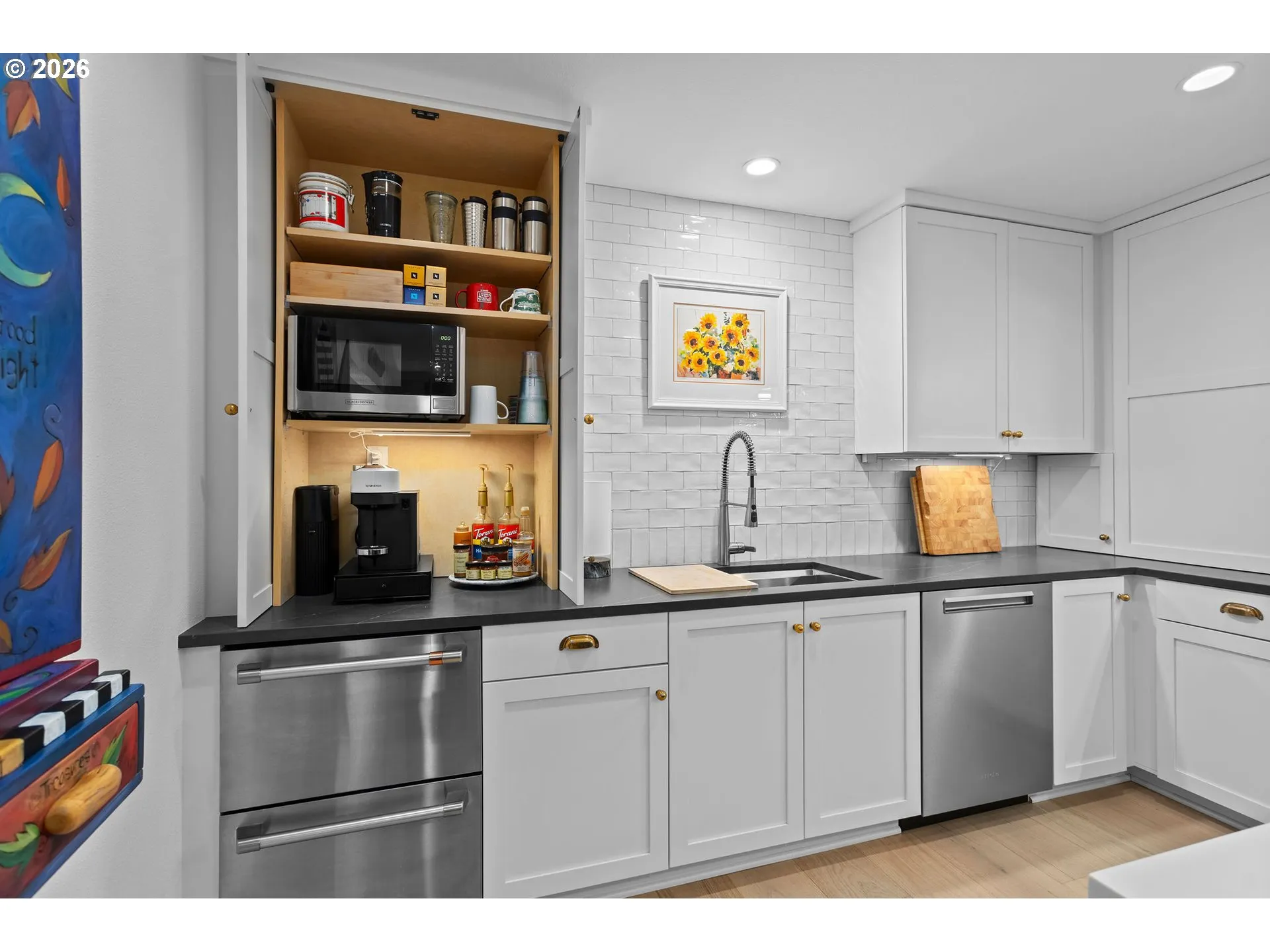 Kitchen-Breakfast Bar