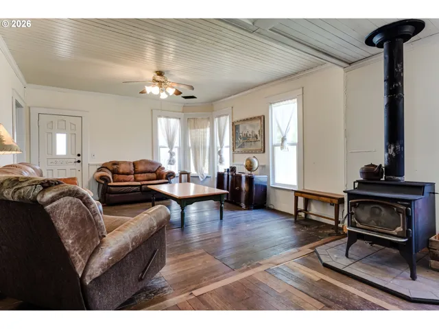 Living Room-Fireplace