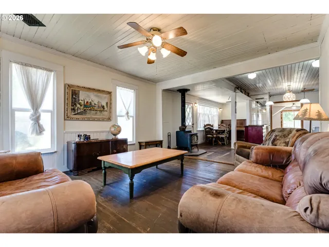 Living Room/Entrance