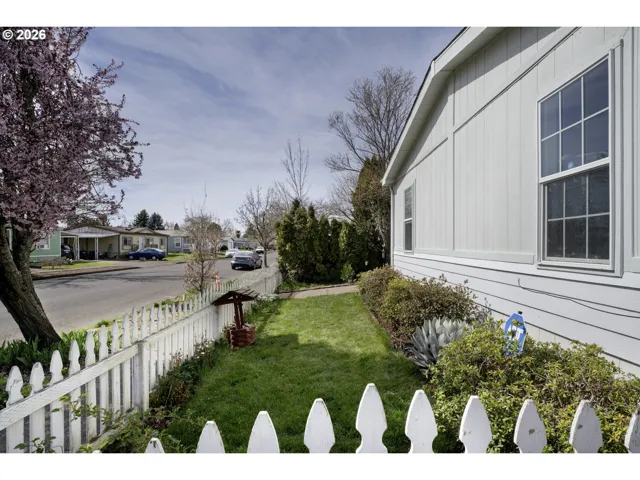 Front Yard-Fenced