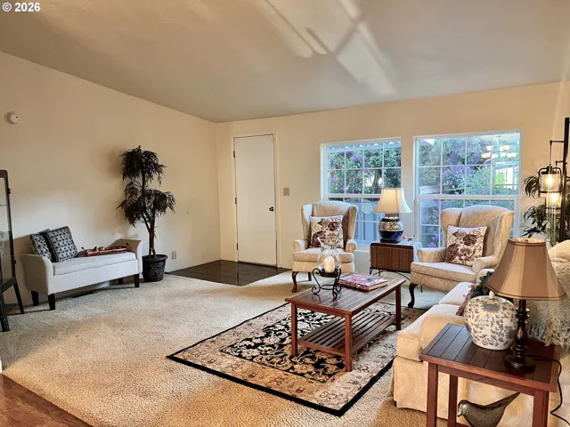 Living Room-Vaulted Ceilings