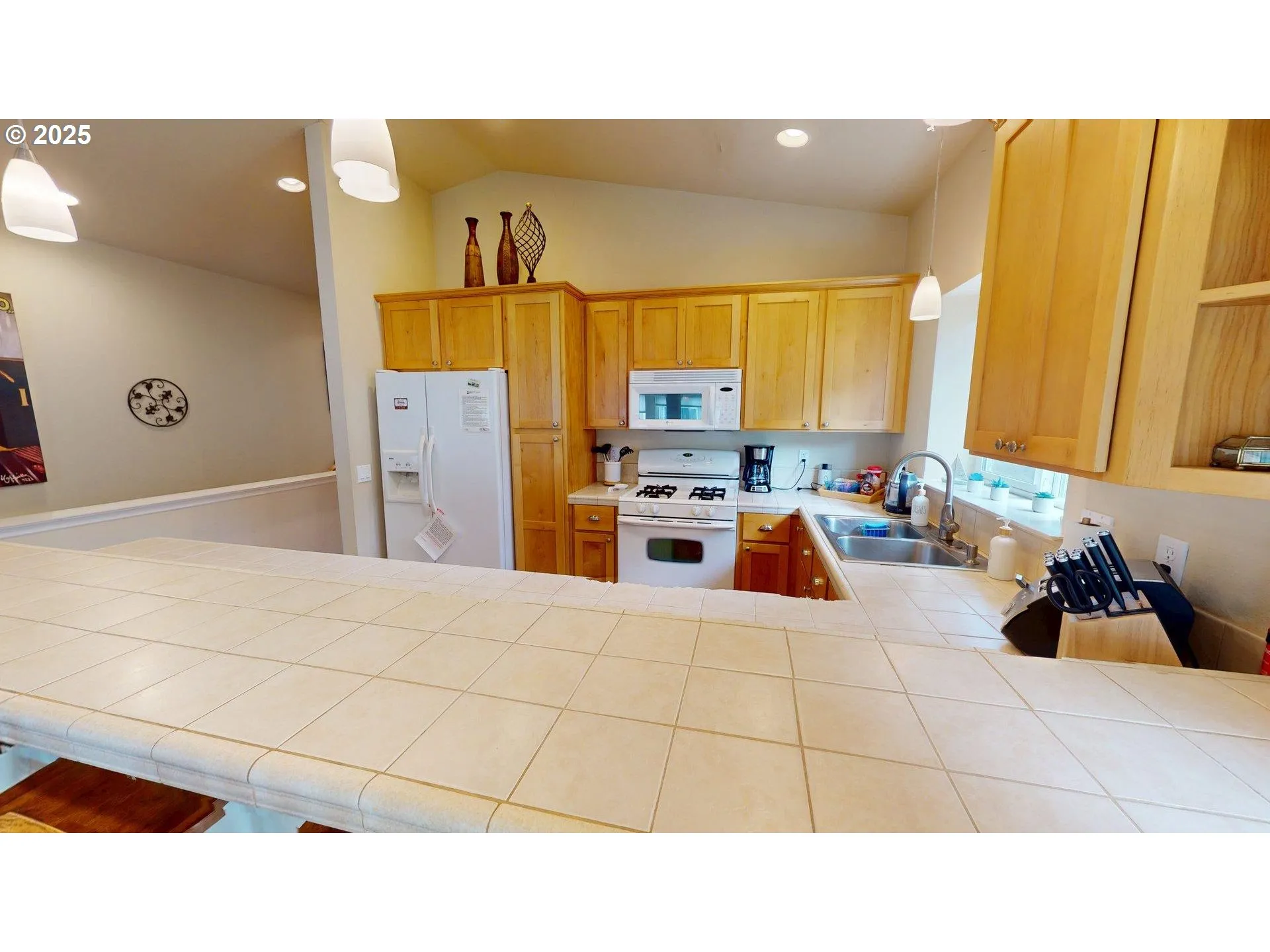 Kitchen-Breakfast Bar