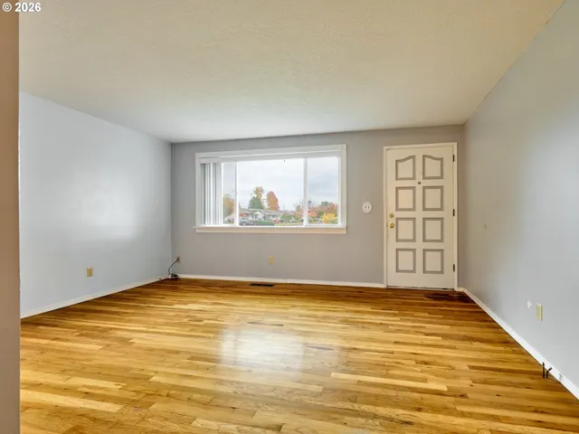 Living Room/Entrance