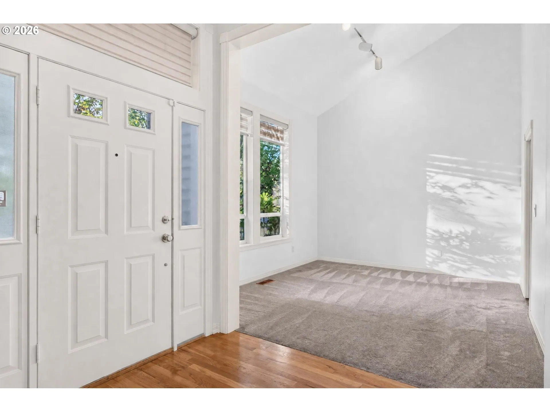 Living Room/Entrance