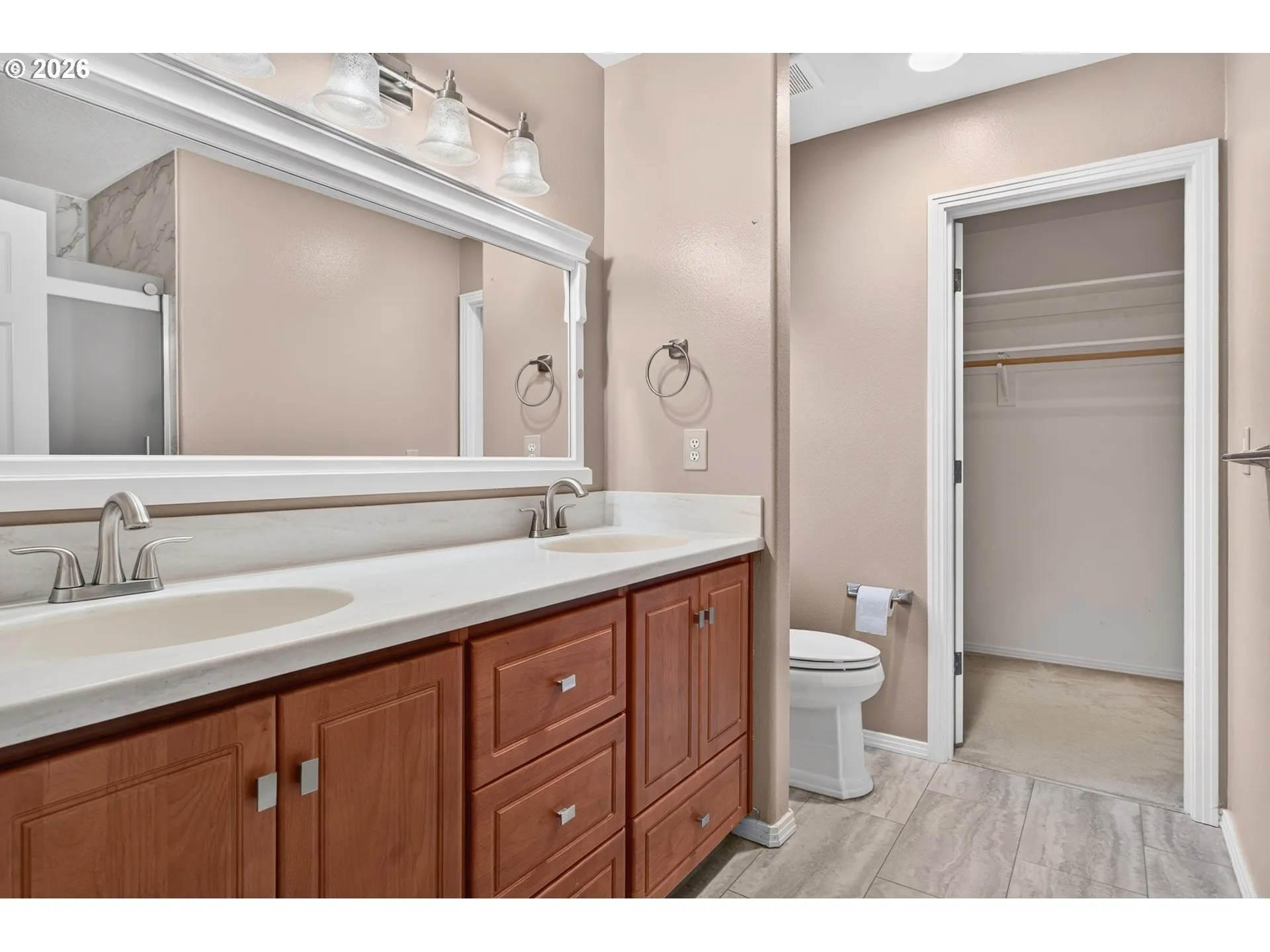 Bathroom, Attached-Walk-In Closet
