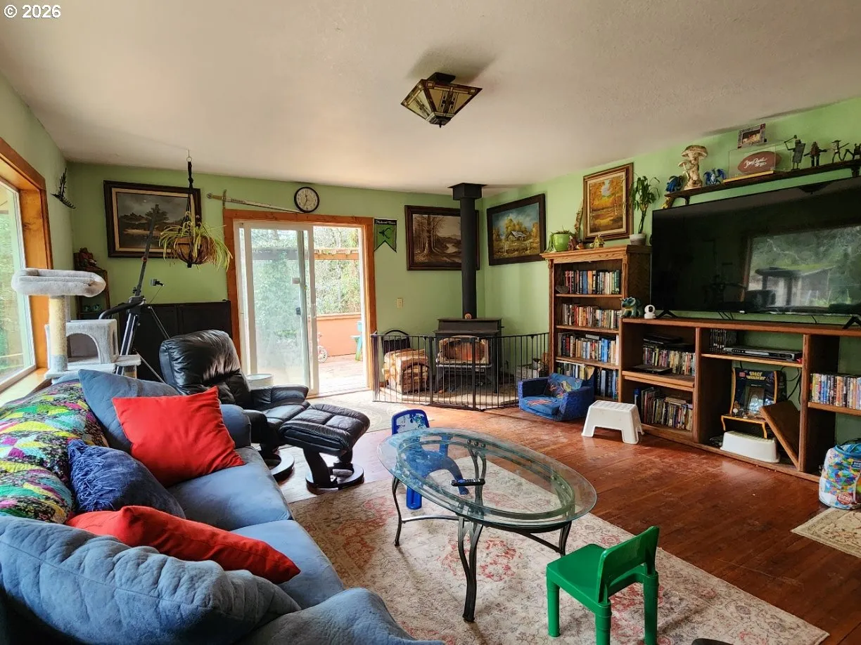 Living Room-Fireplace