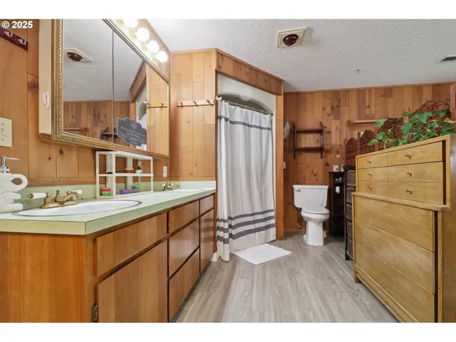 Primary Bedroom-Attached Bathroom