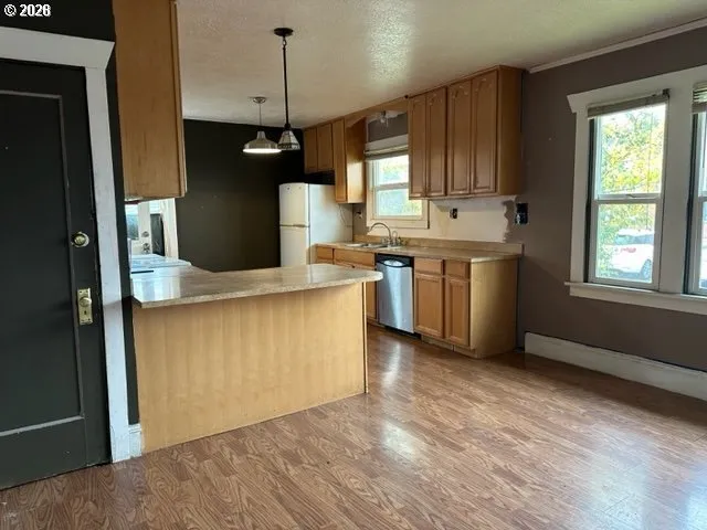 Kitchen-Breakfast Bar