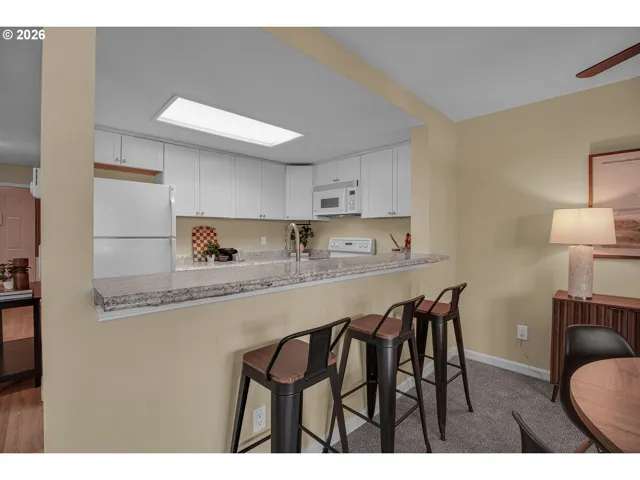 Kitchen-Breakfast Bar