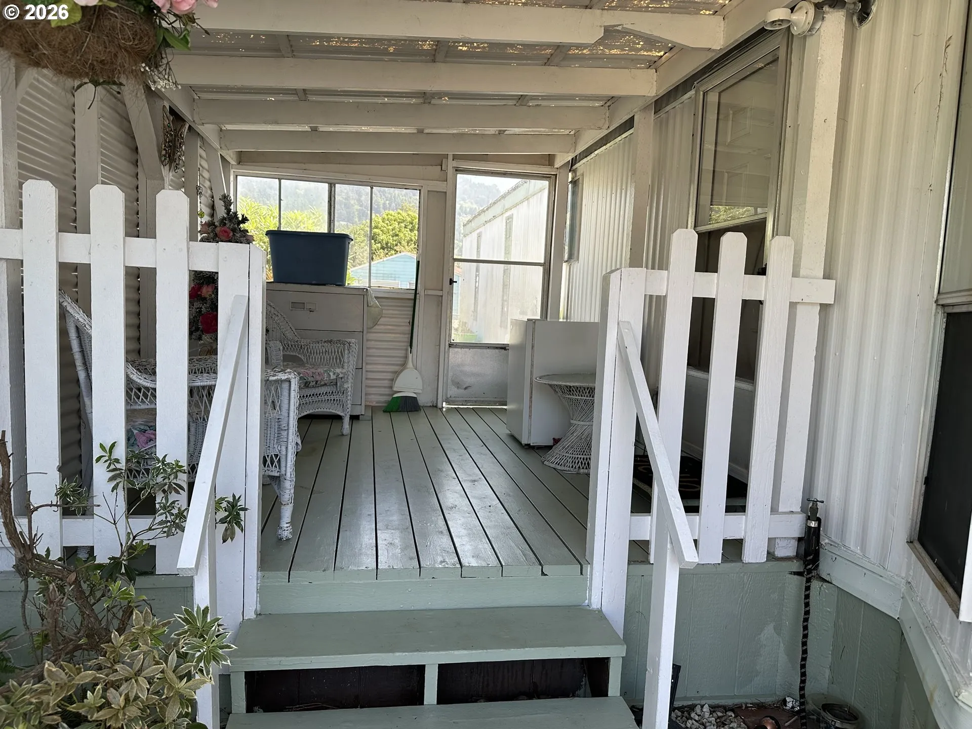 Porch, Screened in