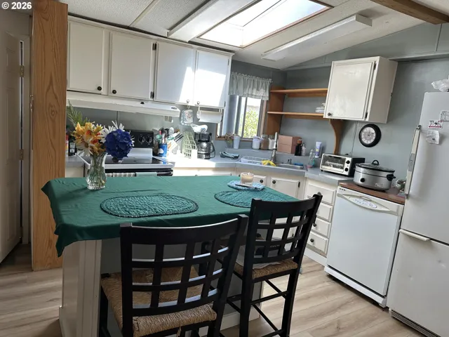 Kitchen-Breakfast Bar