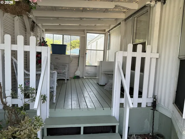 Porch, Screened in