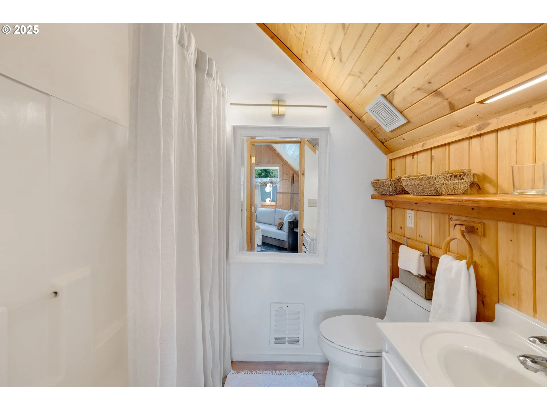 En Suite Bathroom-Upper