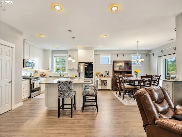 Kitchen/Dining Room-Island