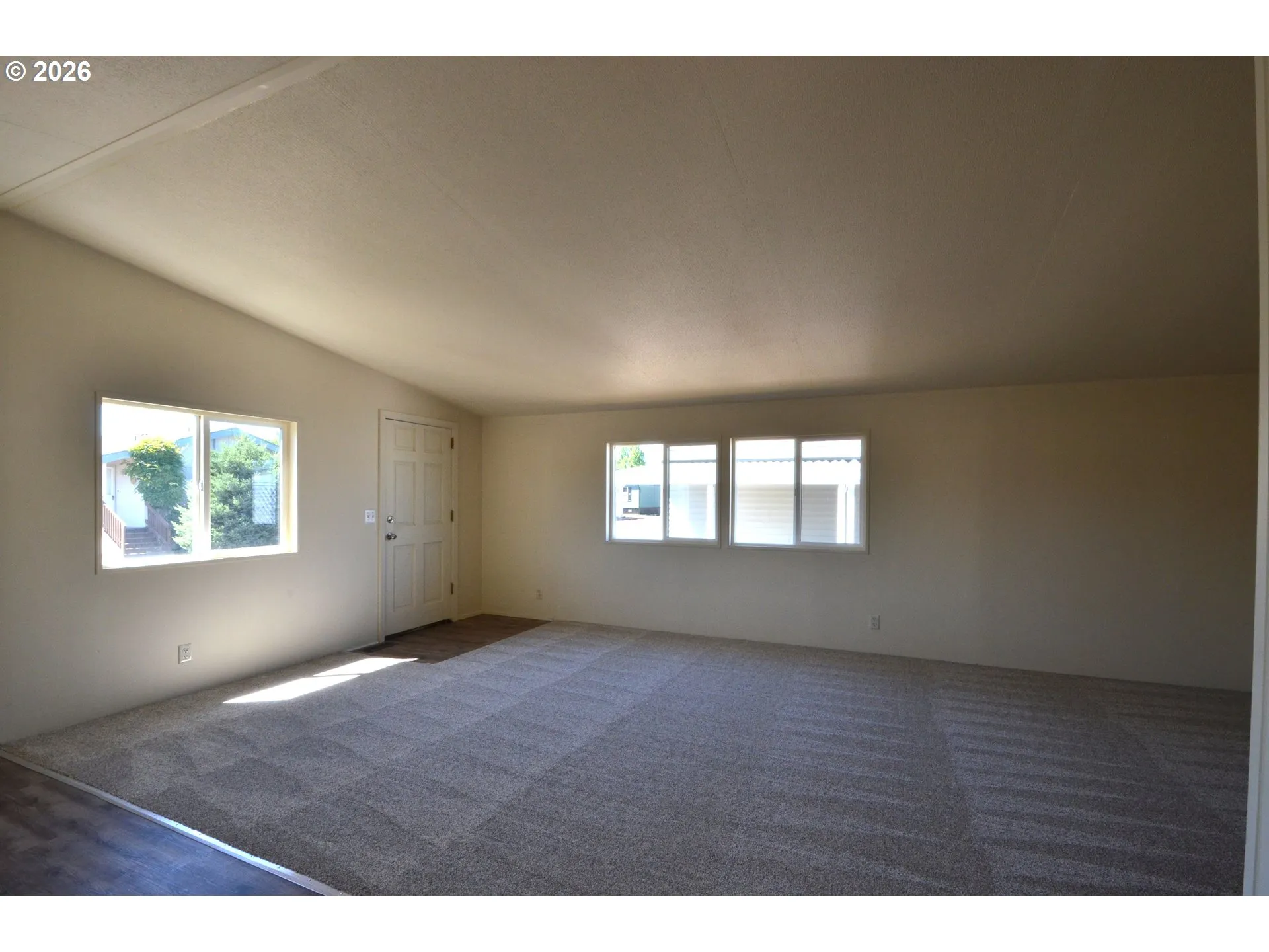 Living Room/Entrance