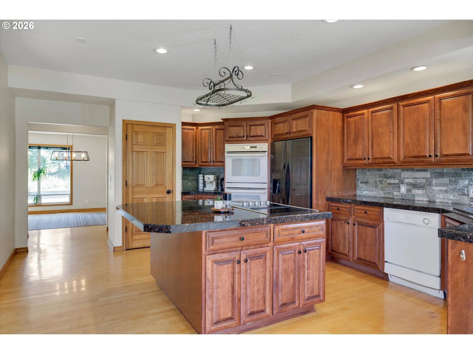 Kitchen-Breakfast Bar