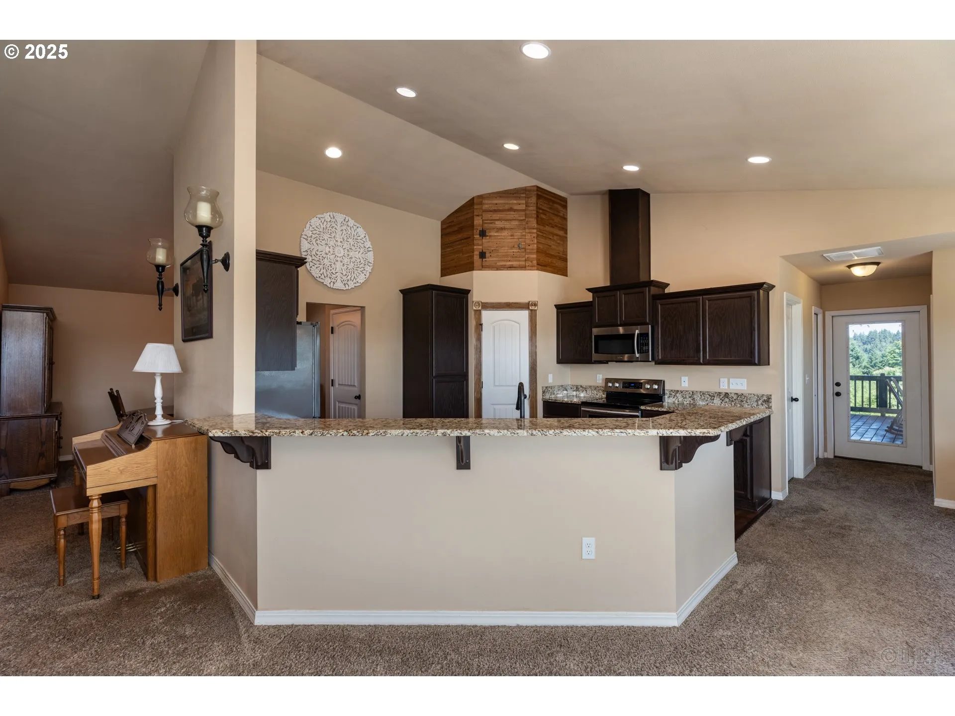 Kitchen-Breakfast Bar