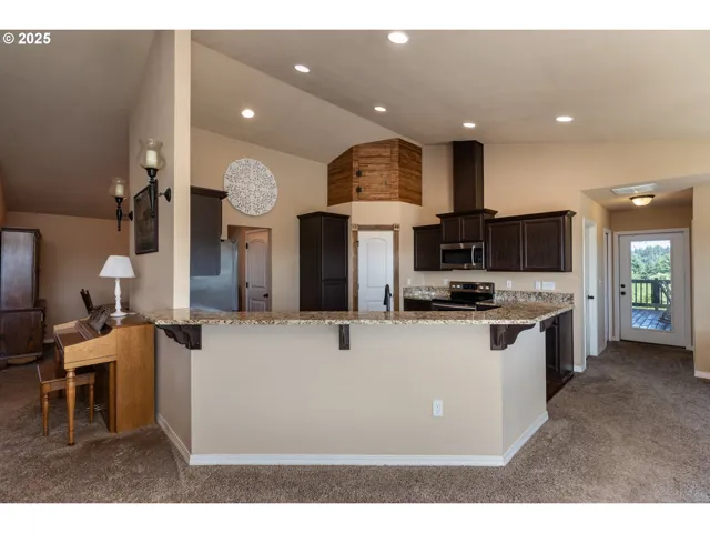 Kitchen-Breakfast Bar
