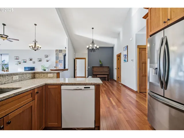 Kitchen-Breakfast Bar